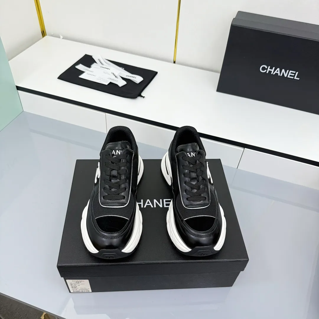 👟👟Ex-factory price 700👟👟 Chanel casual small leather shoes ~ original calfskin panda shoes Chanel 25C latest hot style panda black and white sports shoes casual sneakers small fragrance hot item classic black and white panda color coco girls must pay for it Fabric: original customized first-layer cowhide Inner: original imported breathable mesh lining Outsole: Original molded rubber + TPU combination Size: Women's 35-41